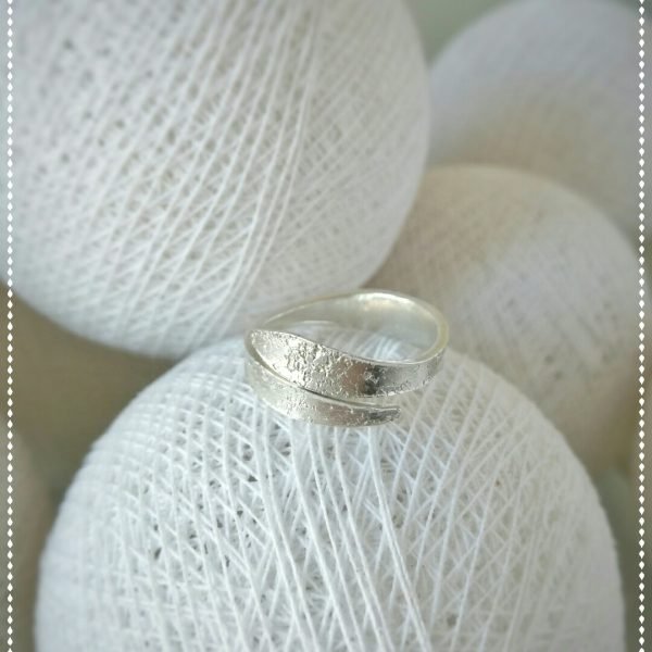 Anillo de plata adaptable con textura.