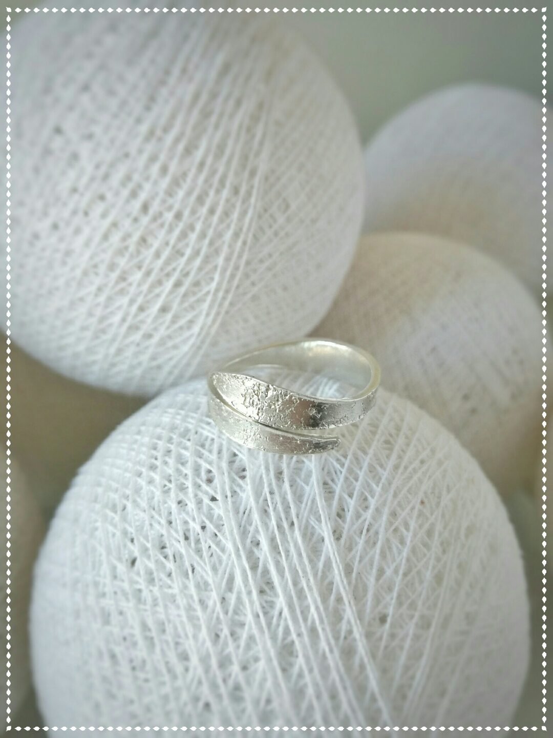 Anillo de plata adaptable con textura.