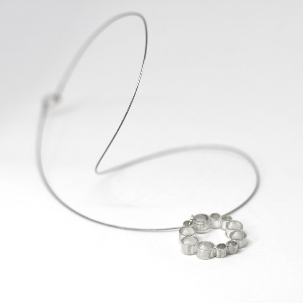 Colgante de plata con diseño geométrico