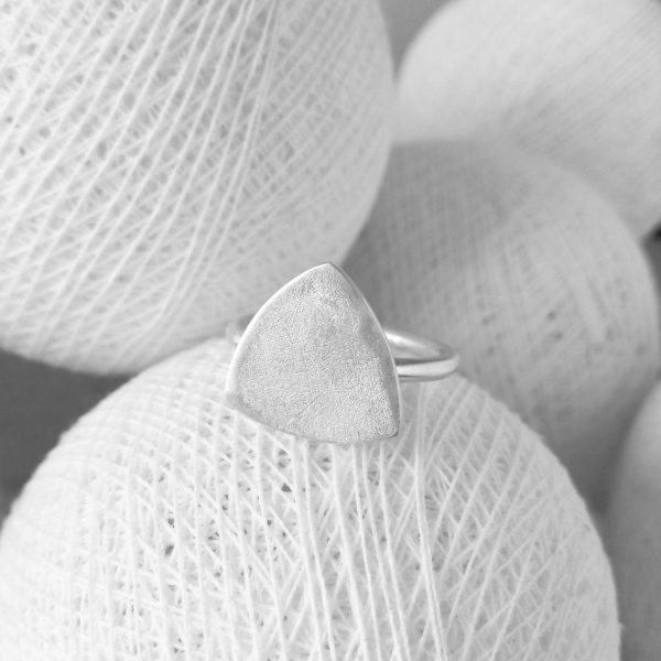 Anillo plata geométrico triangular