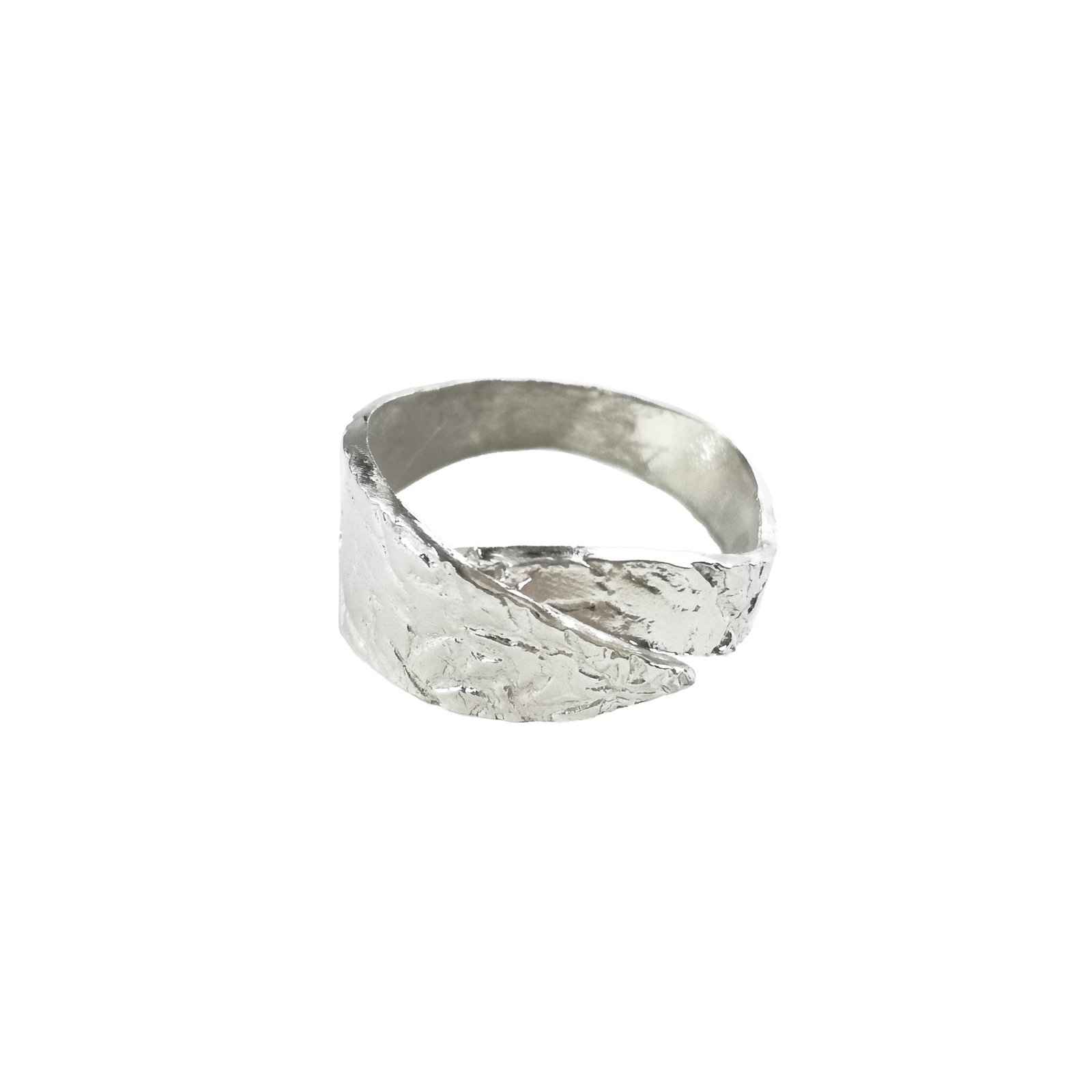Anillo de plata con ondulaciones y