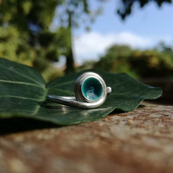 Anillo de plata esmaltado en color azul turquesa