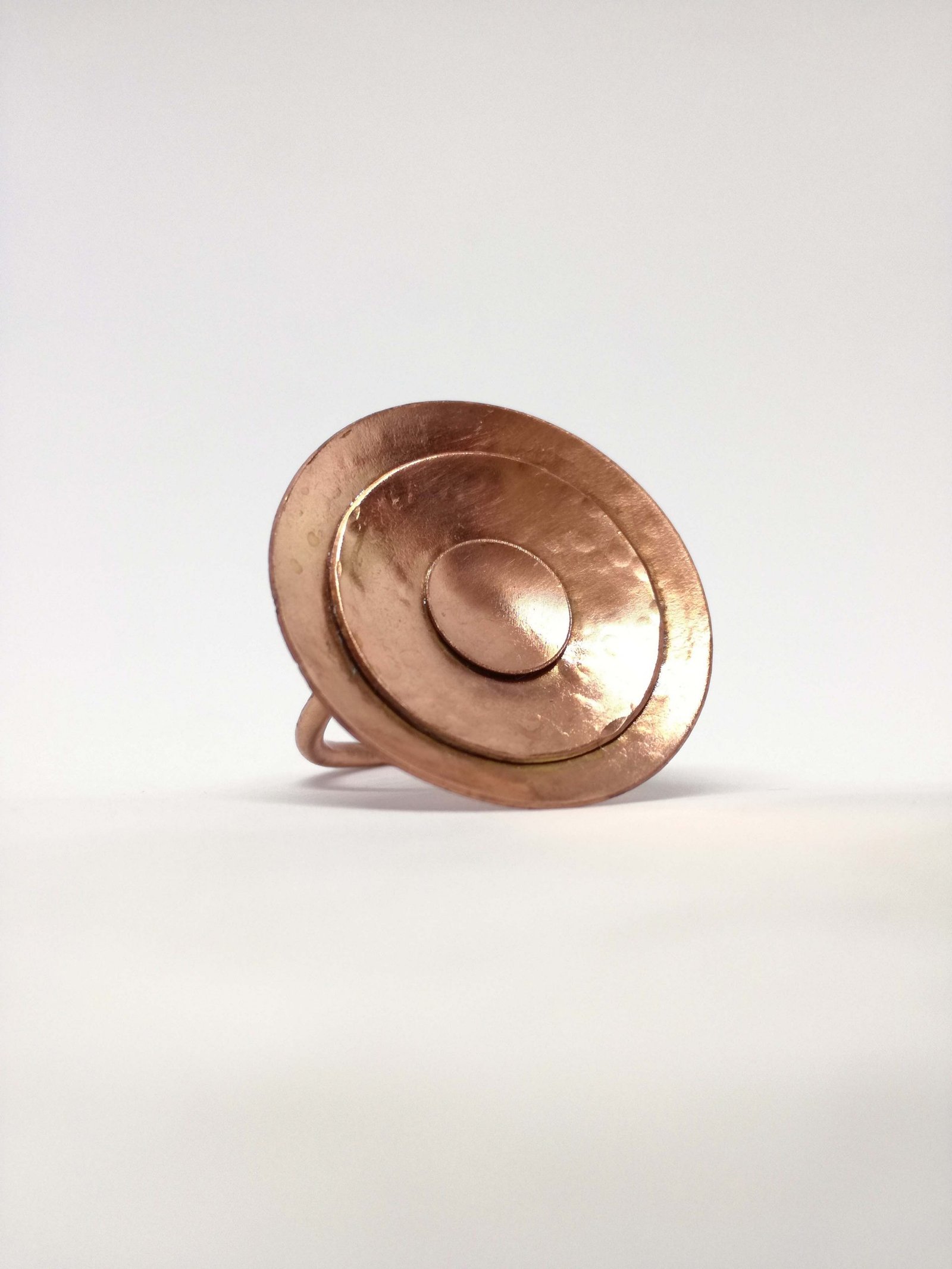 Anillo de cobre y texturizado.