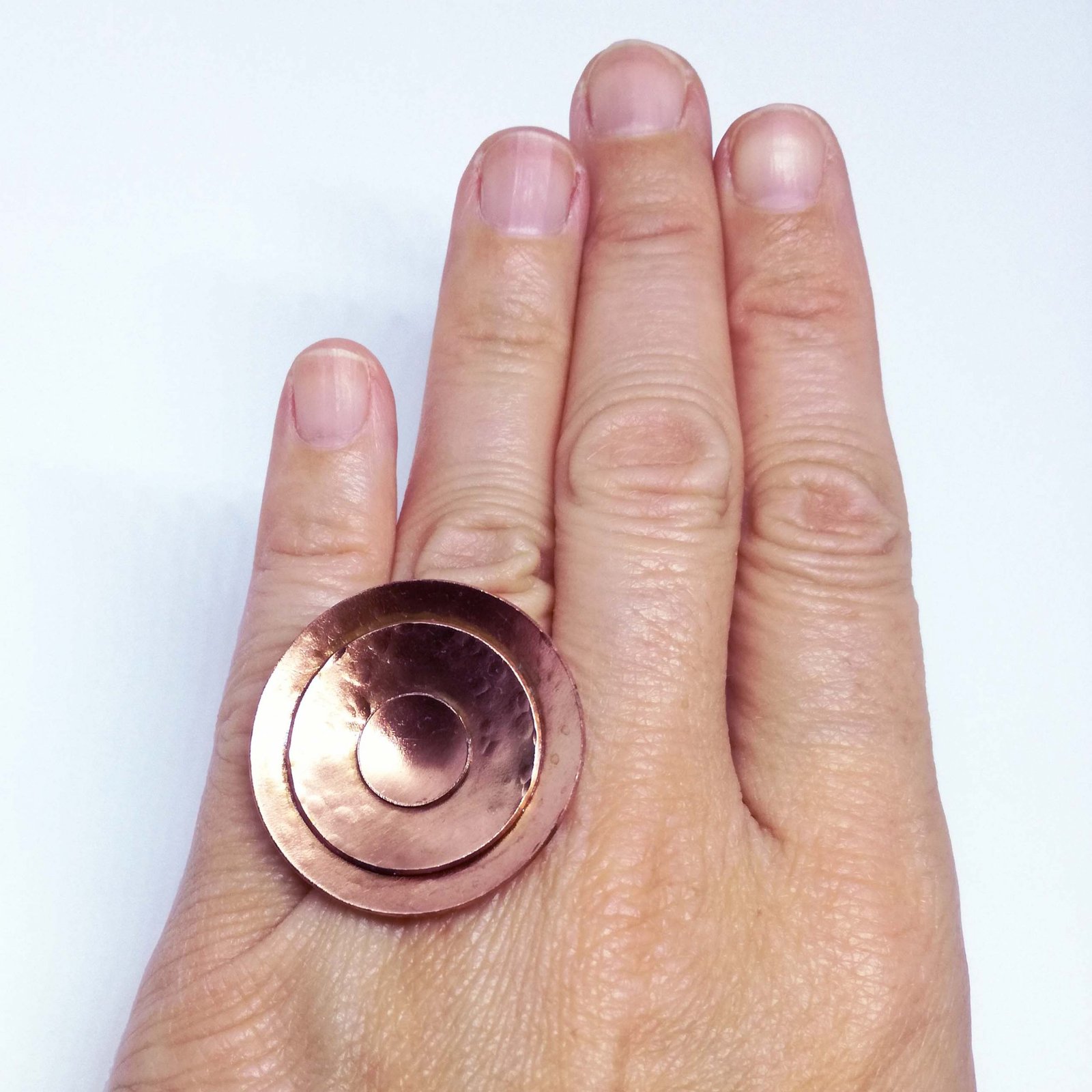 Anillo de cobre y texturizado.