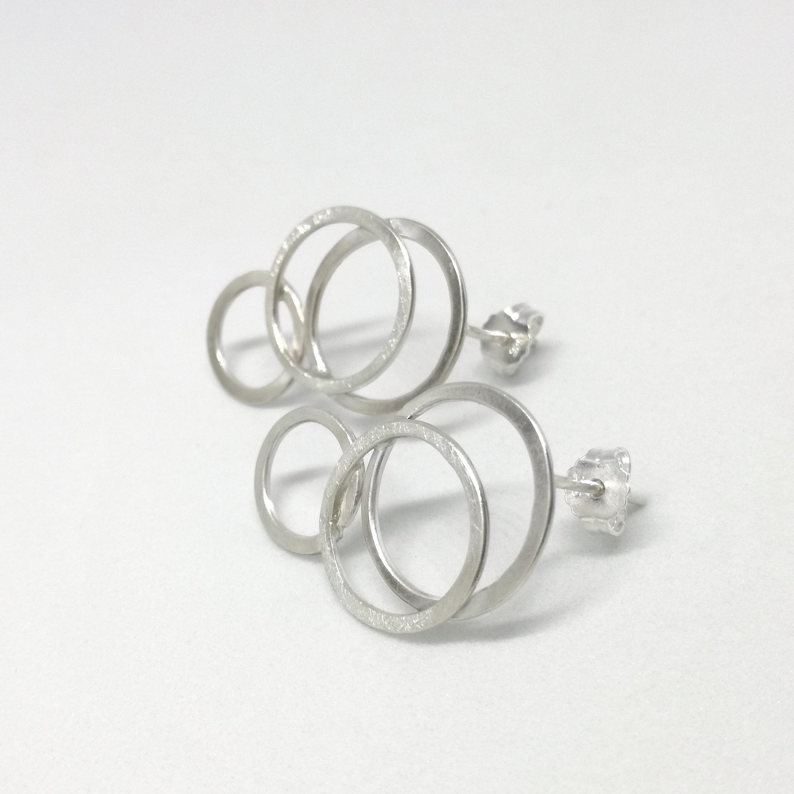 Pendientes geométricos de plata de ley