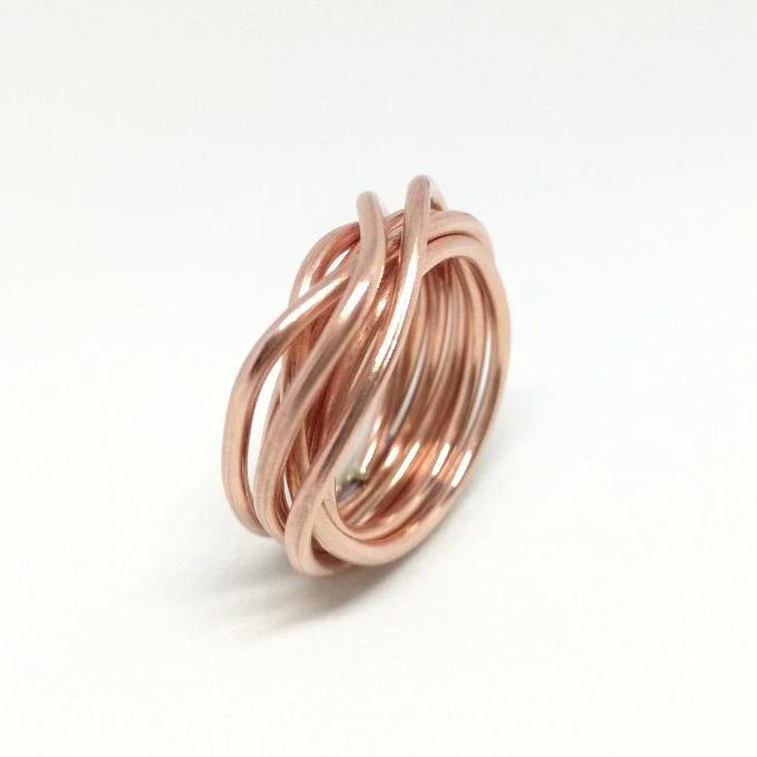 Anillo elaborado en hilo de cobre